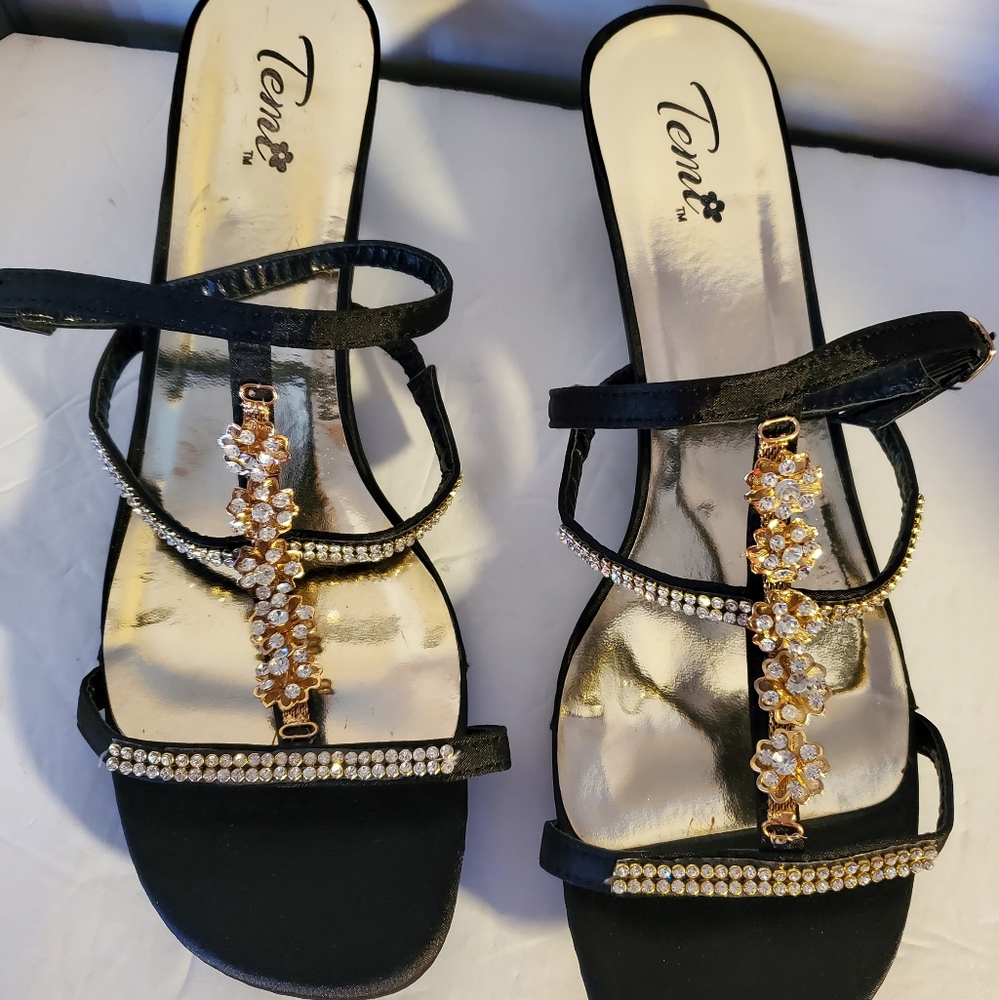 Beautiful dressy Summer Sandles (13M)